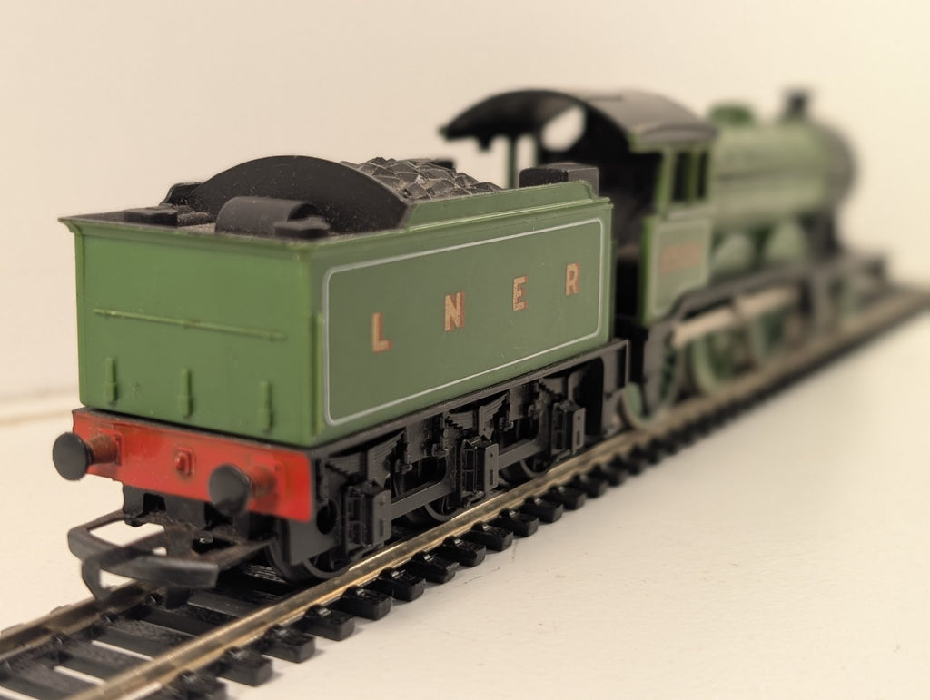 Hornby R866 OO Gauge Class B12 4-6-0 LNER Apple Green