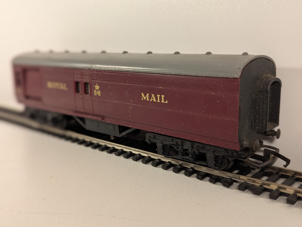 Tri-ang Railways R23 / R323 / R402 Operating Royal Mail Coach – BR Maroon