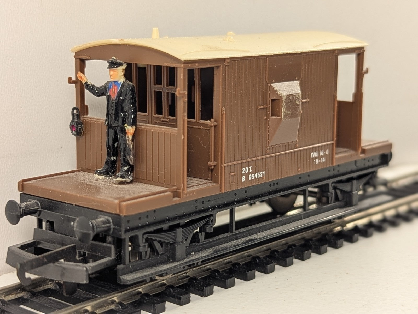 Lima OO Gauge BR 20 Ton Standard Brake Van B 954521 BR Brown
