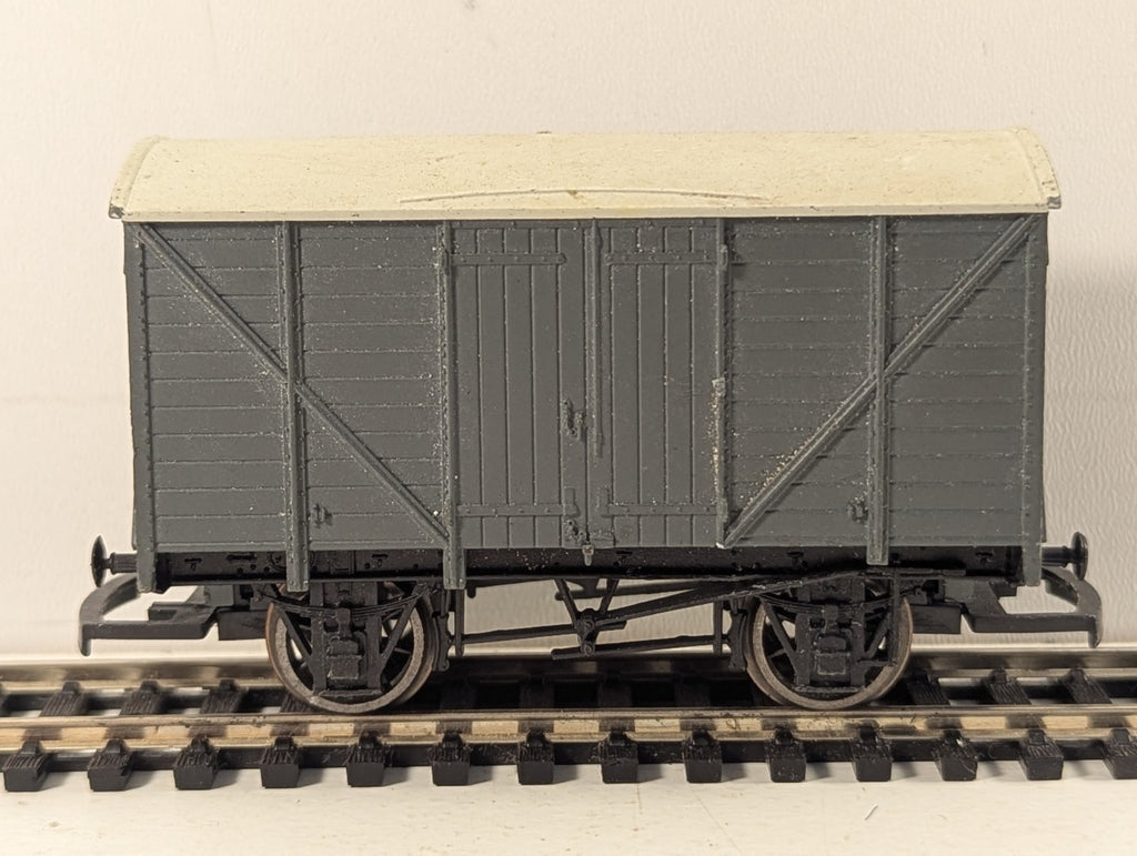 Hornby OO Gauge Ventilated Van Goods Wagon Plain Grey