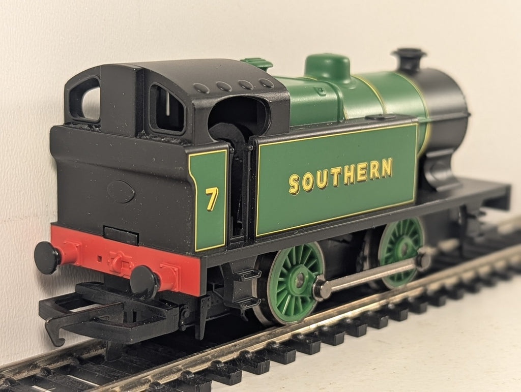 Hornby OO Gauge 0-4-0 Industrial Tank Locomotive 7 Southern R2361
