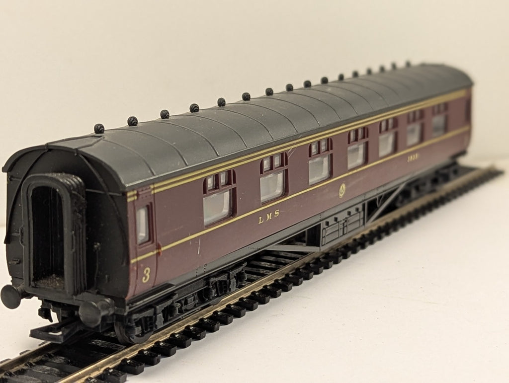 Airfix 54202 OO Gauge LMS 60ft Corridor 1st and 3rd Composite Coach