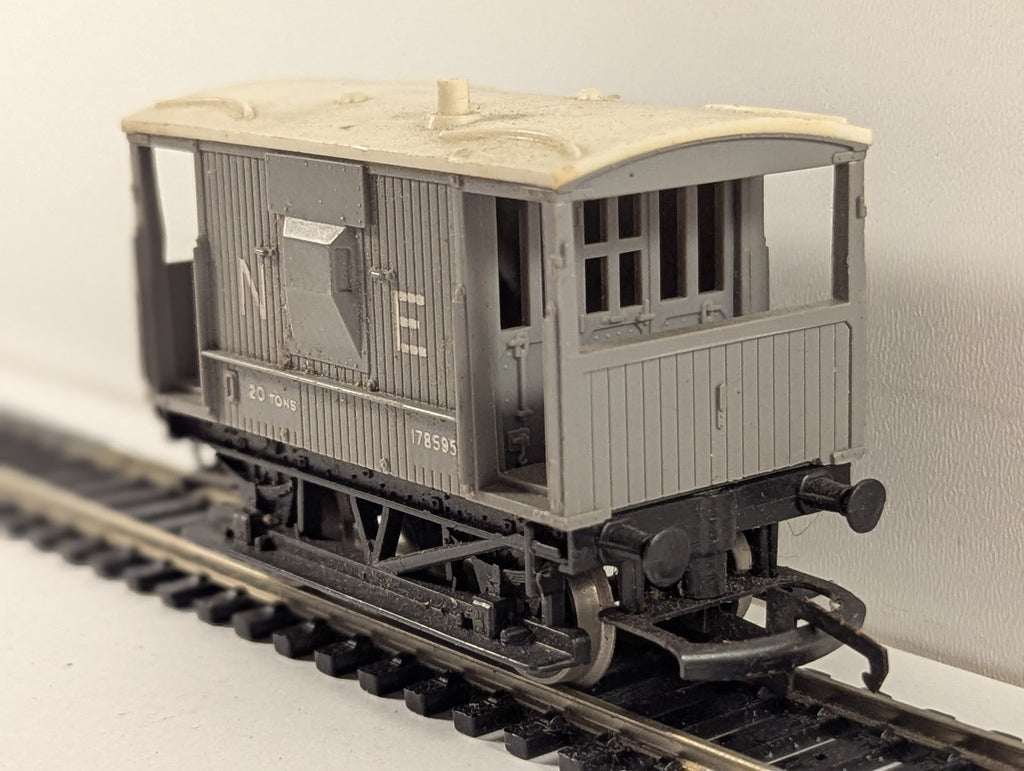 Hornby OO Gauge LNER Standard 20 Ton Goods Brake Van 178595 NE Grey R124
