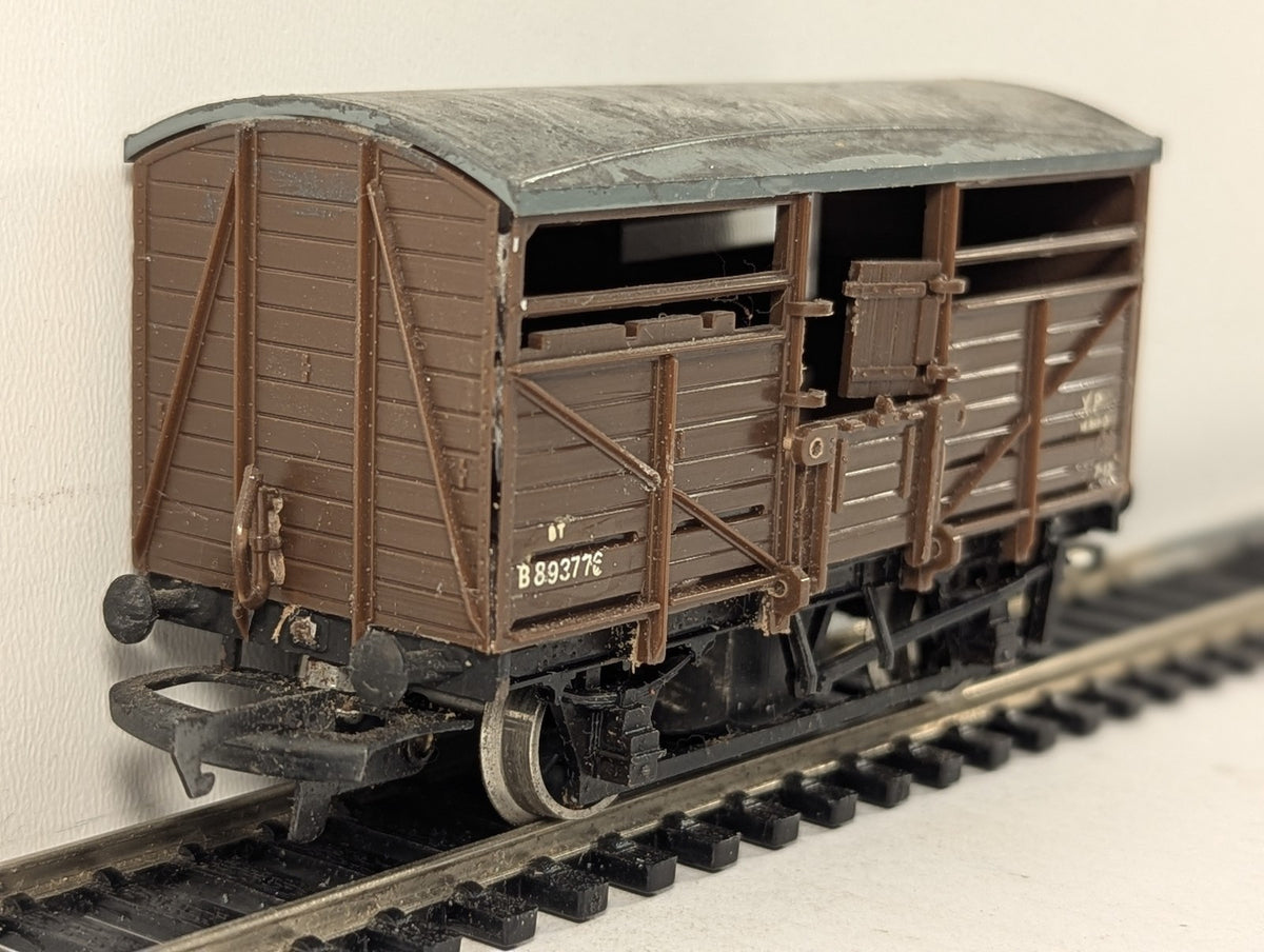 Airfix OO Gauge BR 12T Cattle Wagon B893776 BR Brown 54308