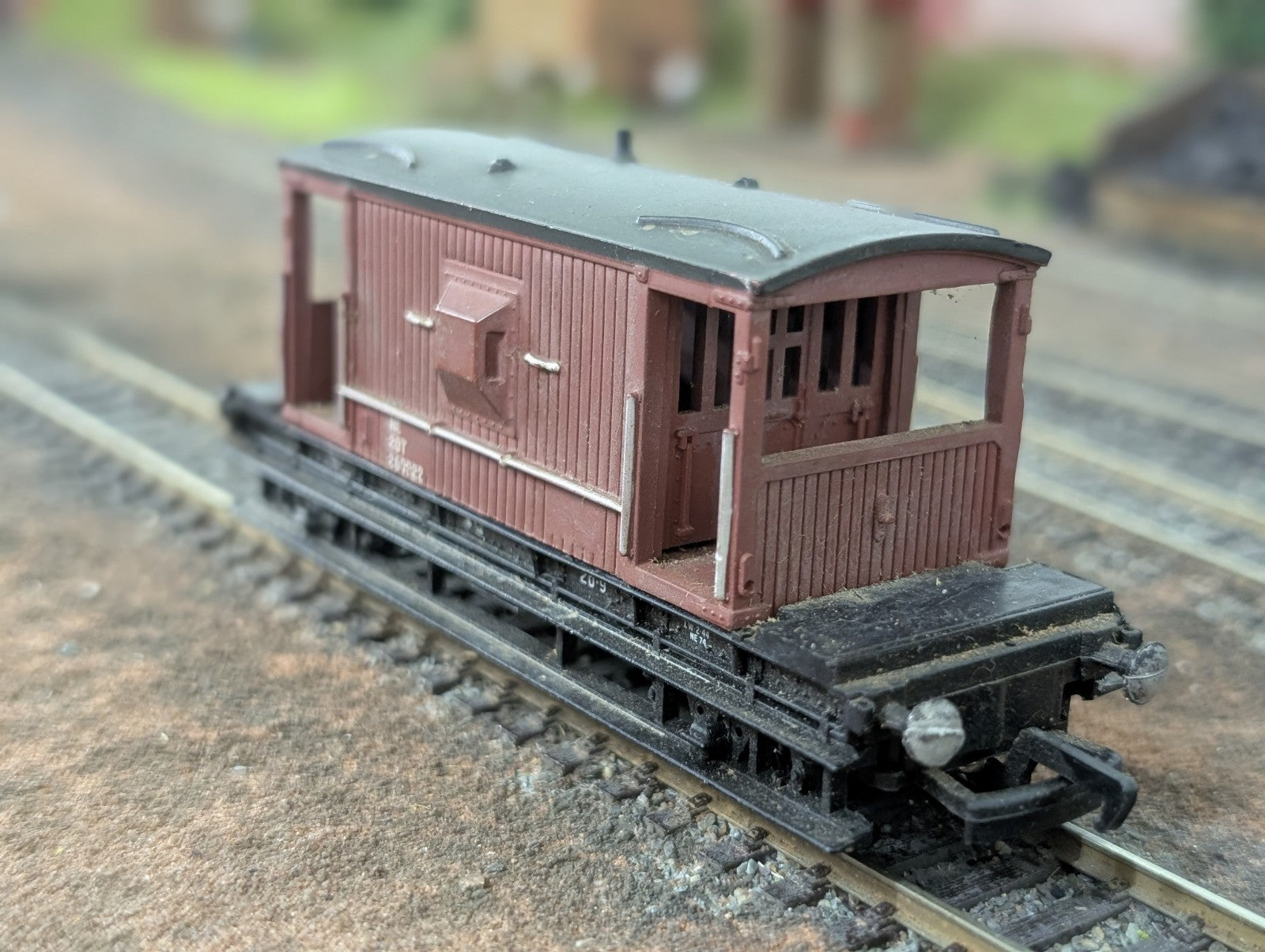 Bachmann 33-352 20 Ton 16ft. Standard Brake Van 260922 in NE Brown Livery