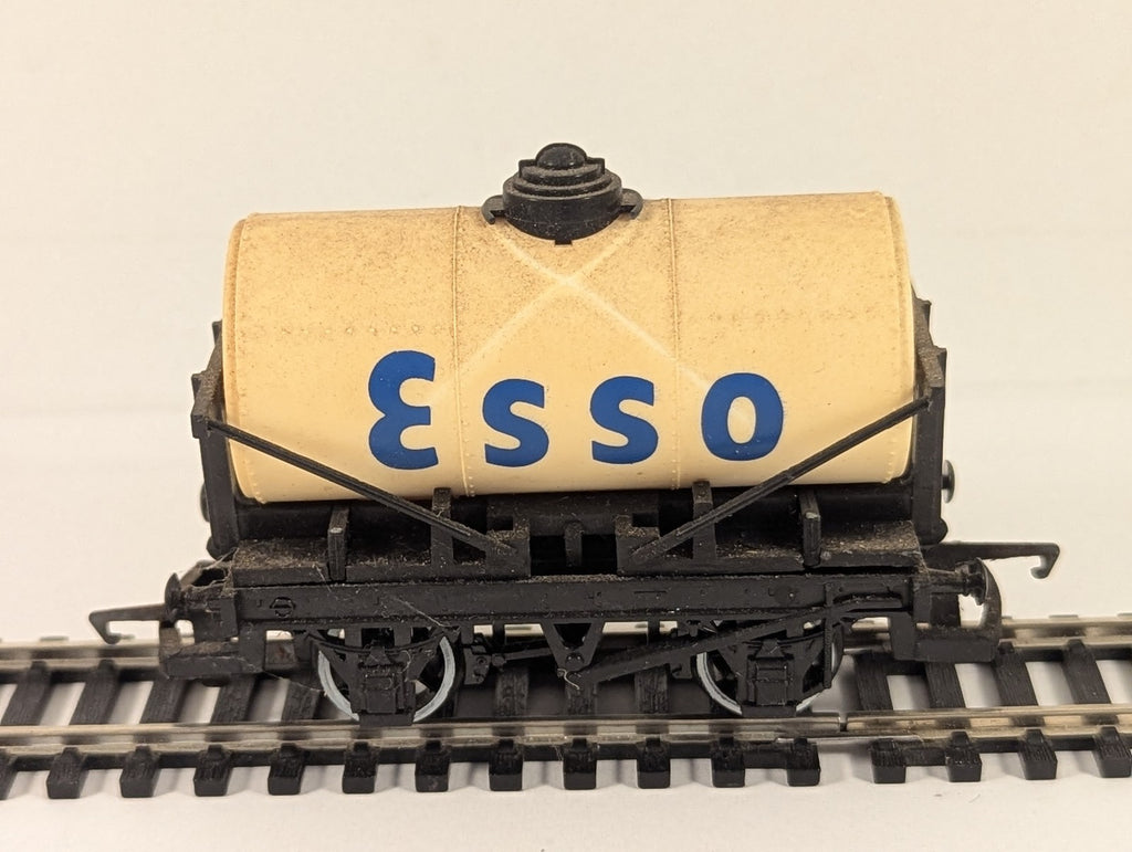 Hornby OO Gauge Esso Tank Wagon Esso Cream