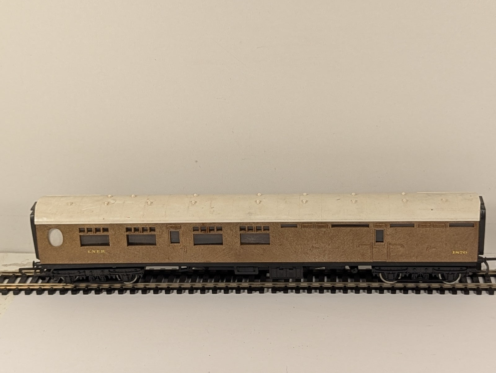 Hornby R938 OO Gauge LNER Corridor Brake Third Coach No. 1870