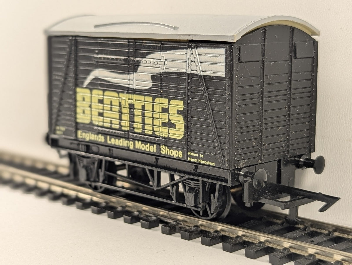 Graham Farish OO Gauge 12 Ton Ventilated Van Goods Wagon Beatties