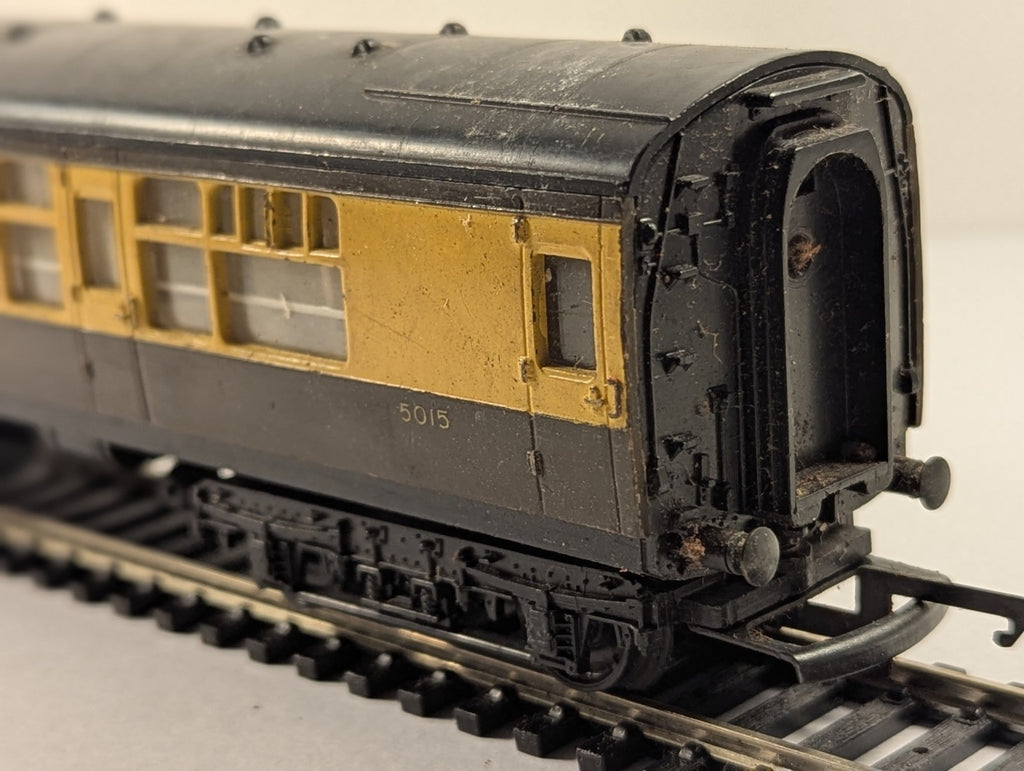 Tri-ang OO Gauge GWR Passenger Coach 5015 GWR Chocolate and Cream