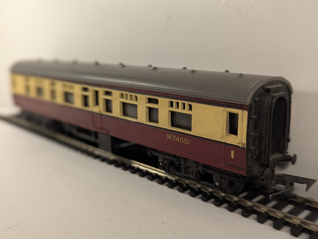 Tri-ang OO Gauge BR Mk1 Composite Coach Passenger Coach M24001