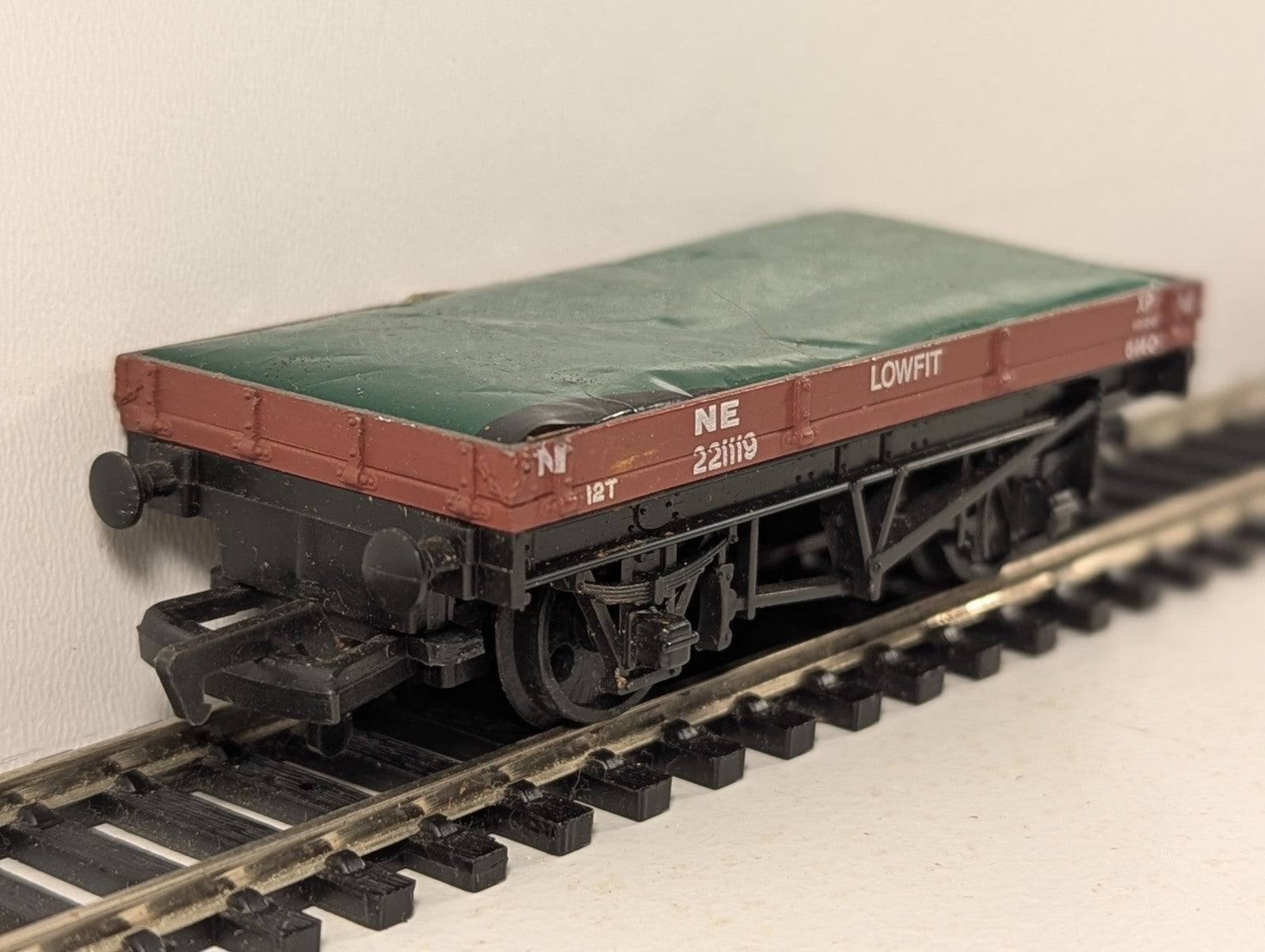Mainline OO Gauge 12 Ton Lowfit Wagon with Tarpaulin Load Goods Wagon