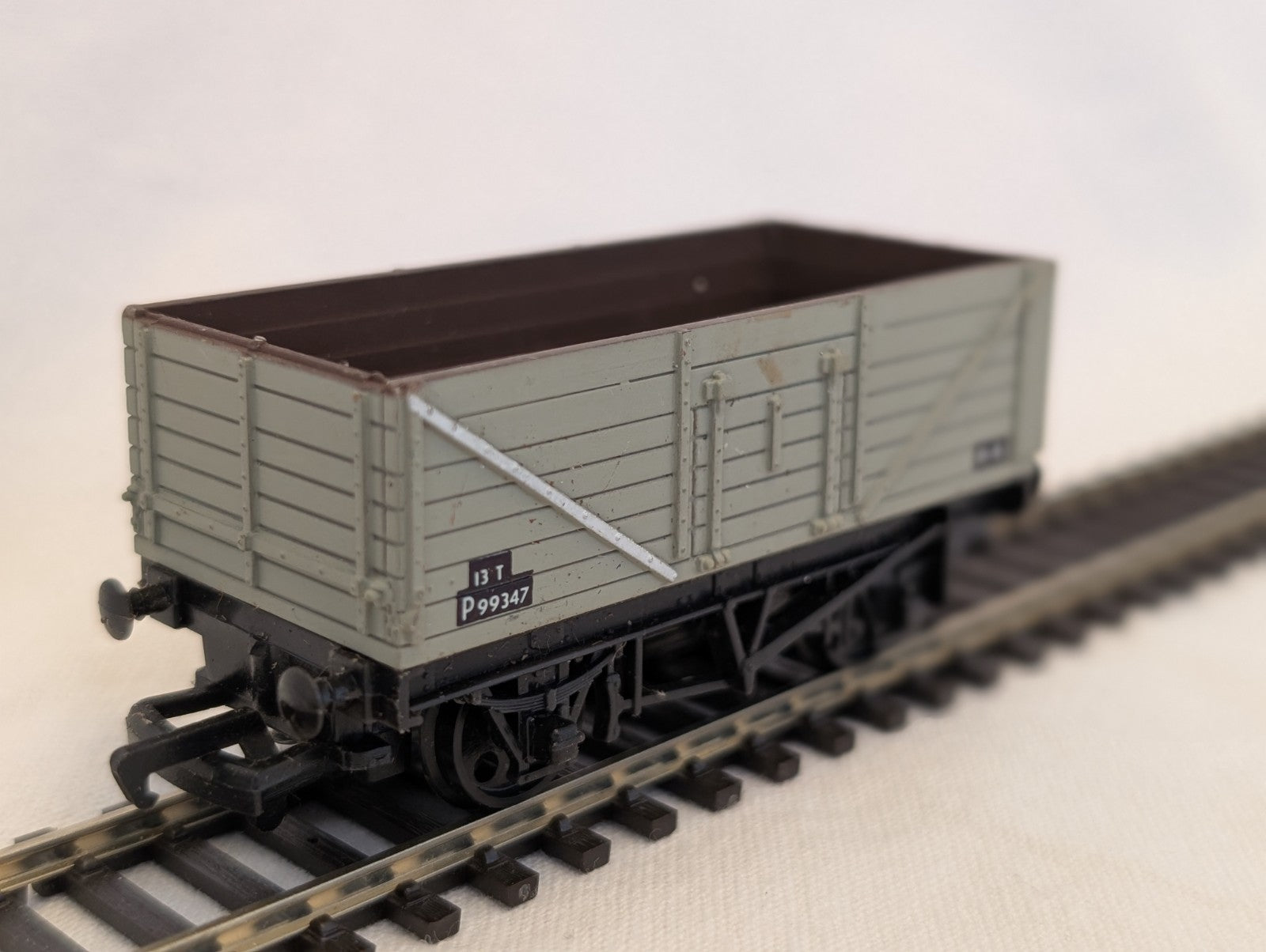 Mainline OO Gauge 7-Plank Open Wagon P99347 BR Grey 37-142