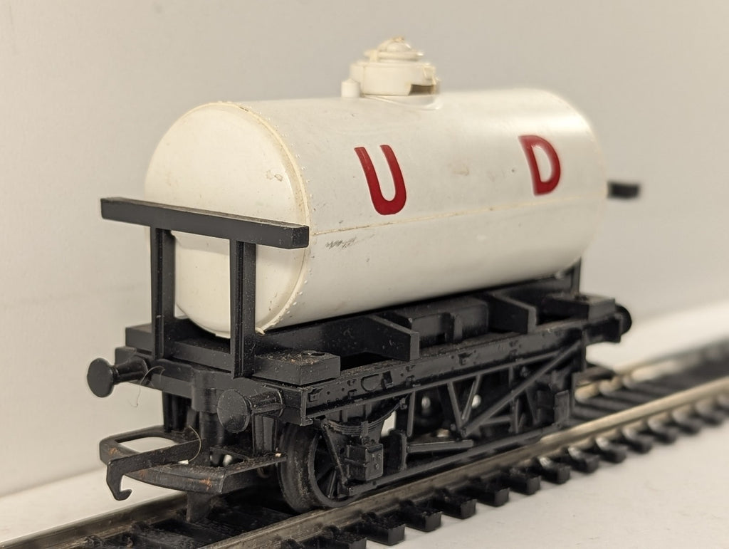 Tri-ang OO Gauge United Dairies Milk Tank Wagon R127
