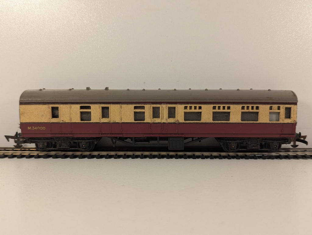 Tri-ang R28 OO Gauge BR Blood & Custard Brake Third Coach