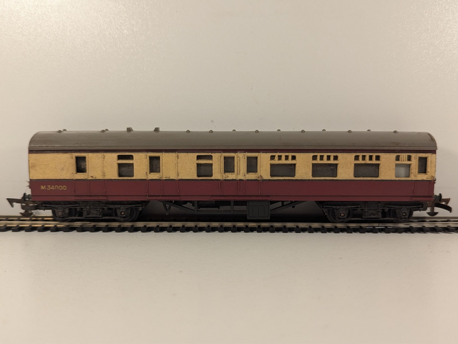 Tri-ang R28 OO Gauge BR Blood & Custard Brake Third Coach