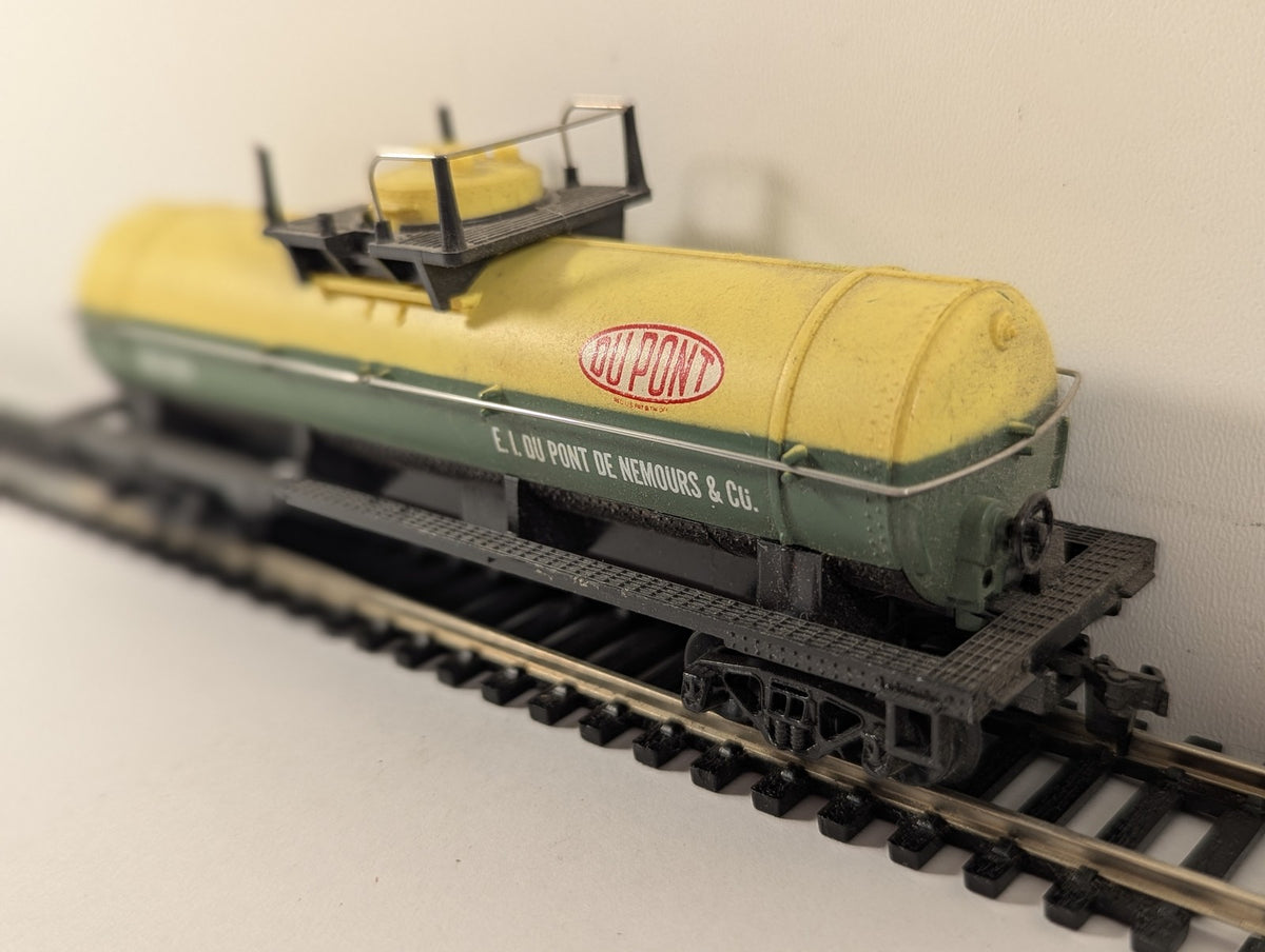 Tyco HO Scale DuPont Tank Wagon DUPX 6046 DuPont yellow and green