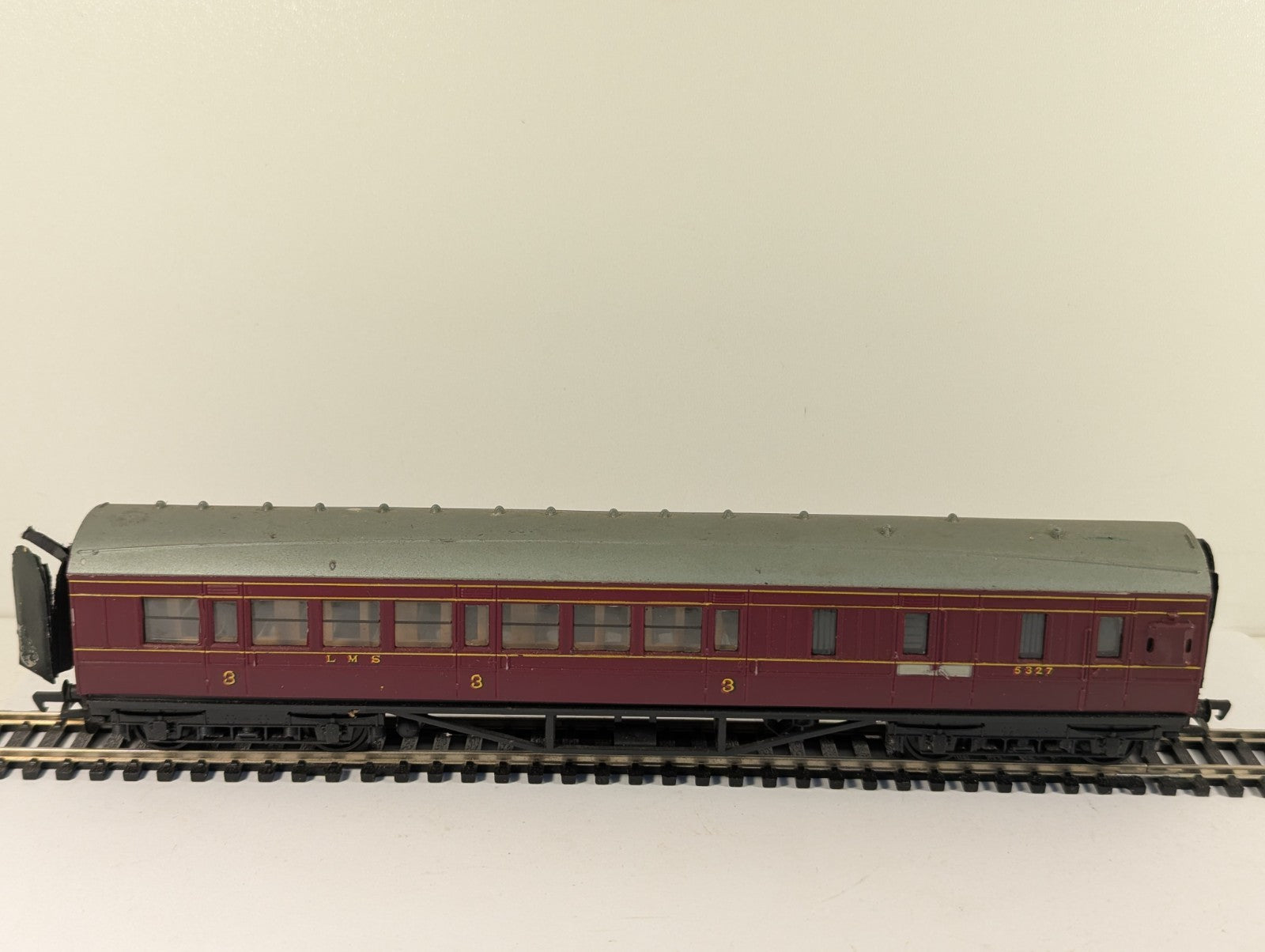 Mainline 37-110 OO Gauge LMS 57ft 3rd Class Brake Corridor Coach Crimson