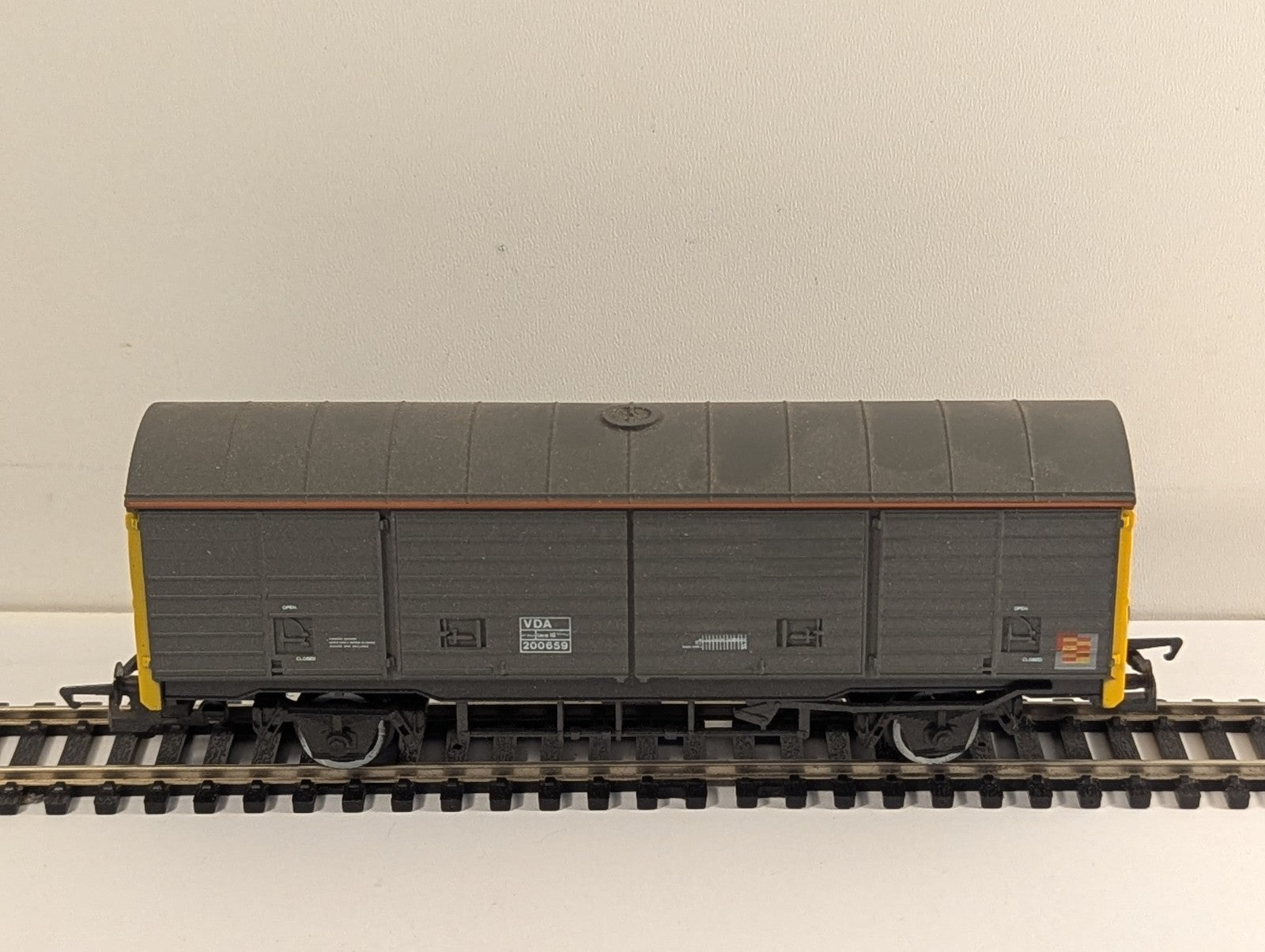 Hornby R235 OO Gauge BR Railair VDA Sliding Wall Van 200659