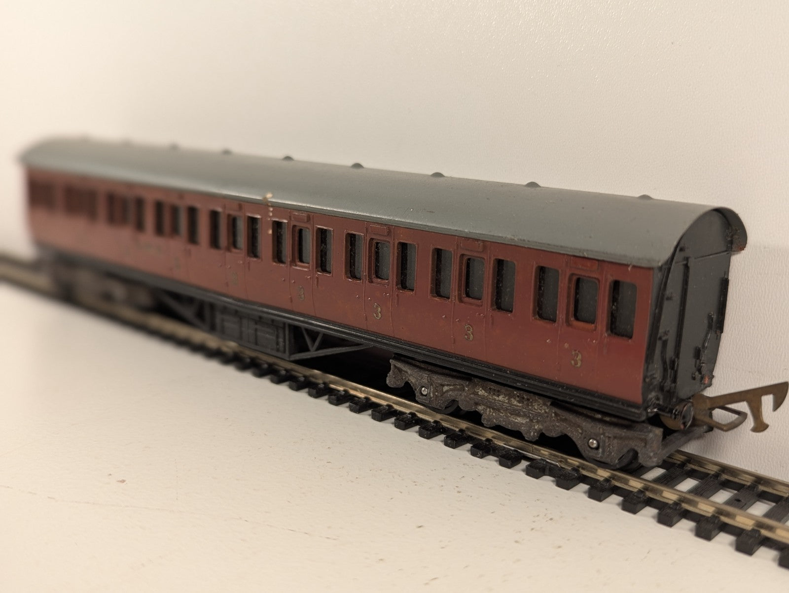 Graham Farish OO Gauge LMS Maroon 57ft Suburban Coach