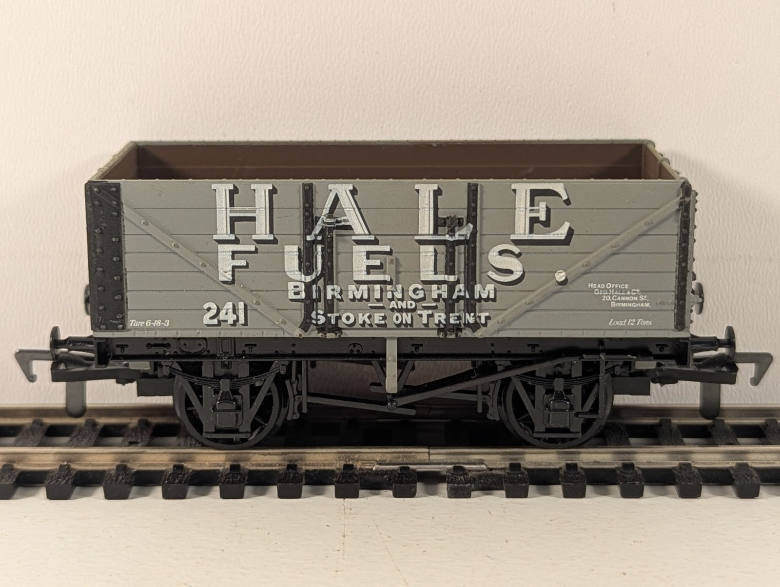 Airfix 54383 OO Gauge Hale Fuels 7 Plank Wagon