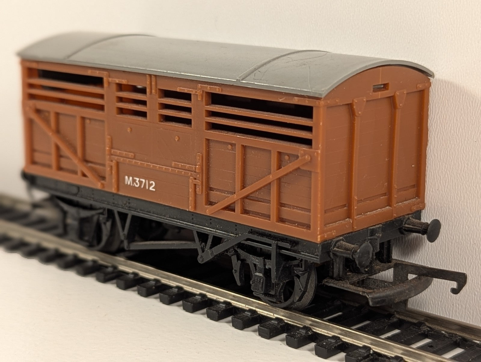 Tri-ang Hornby R122 BR Cattle Wagon – OO Gauge
