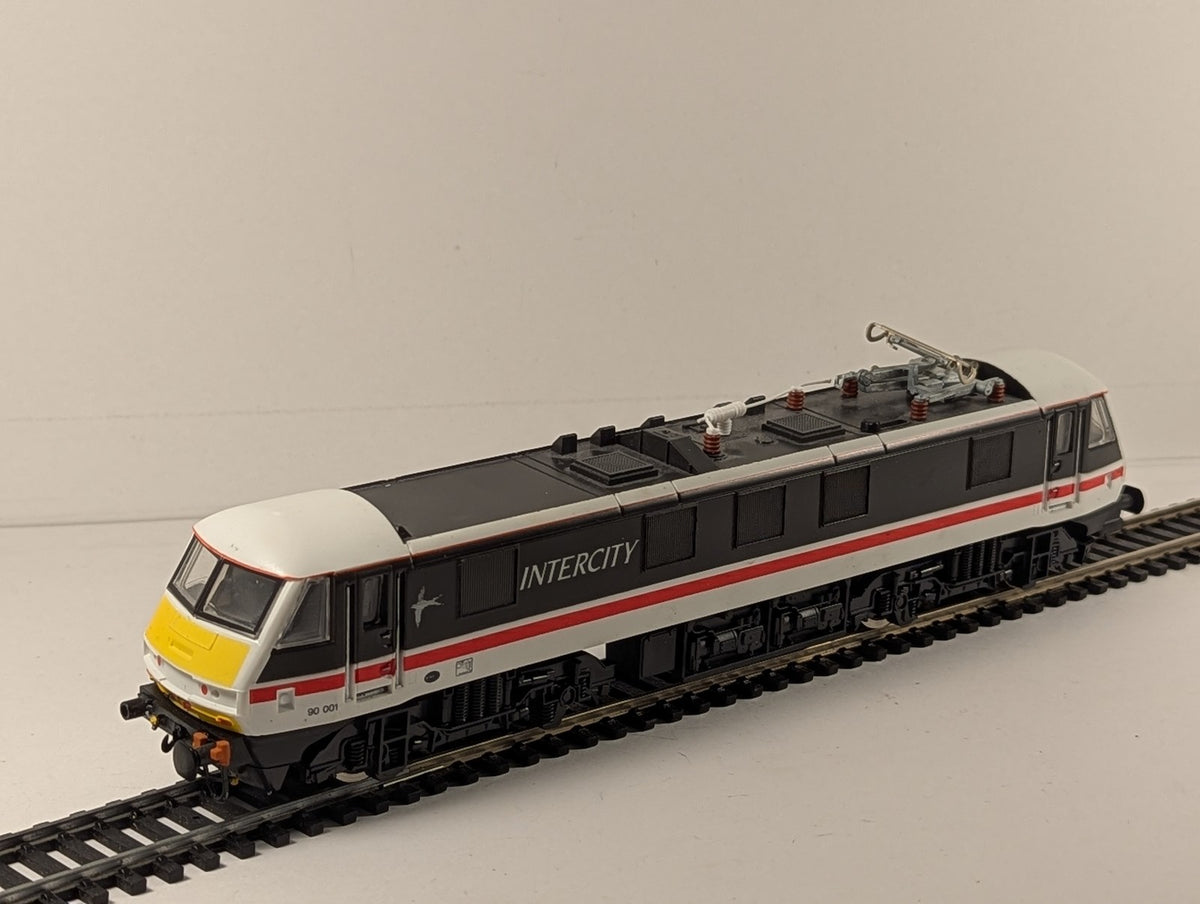 Hornby OO Gauge Class 90 Electric Locomotive 90 001 BR InterCity Swallow R825