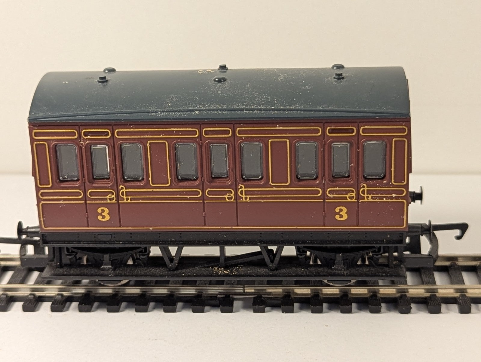 Hornby R468 OO Gauge LMS 4 Wheel Third Class Coach Maroon