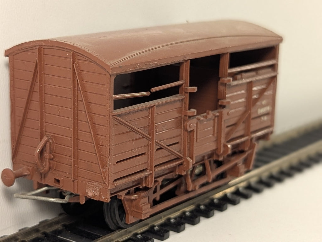 Airfix OO Gauge BR 8 Ton Cattle Wagon Goods Wagon B893778 BR Brown 54303