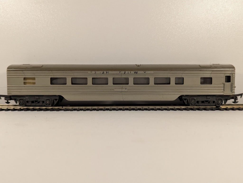 Tri-ang OO Gauge Transcontinental Passenger Coach Silver R.25
