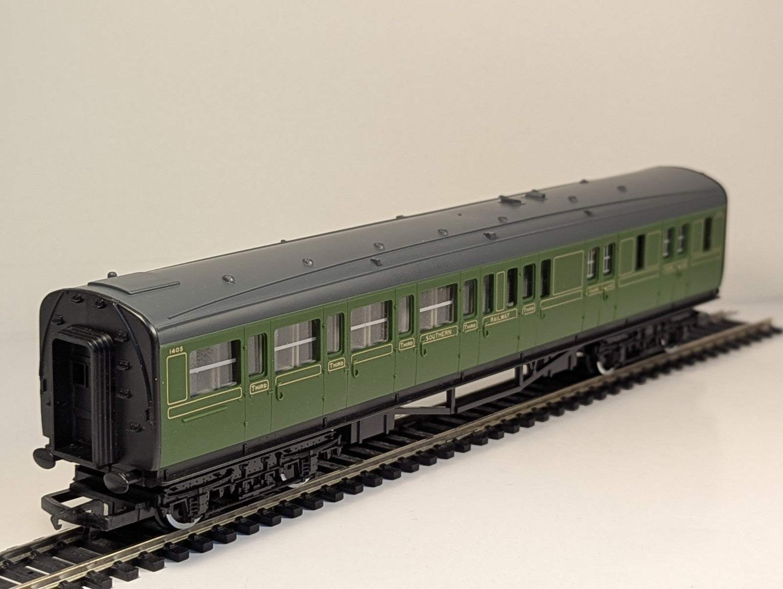 Hornby R445 OO Gauge SR Maunsell Brake 3rd Coach 1405