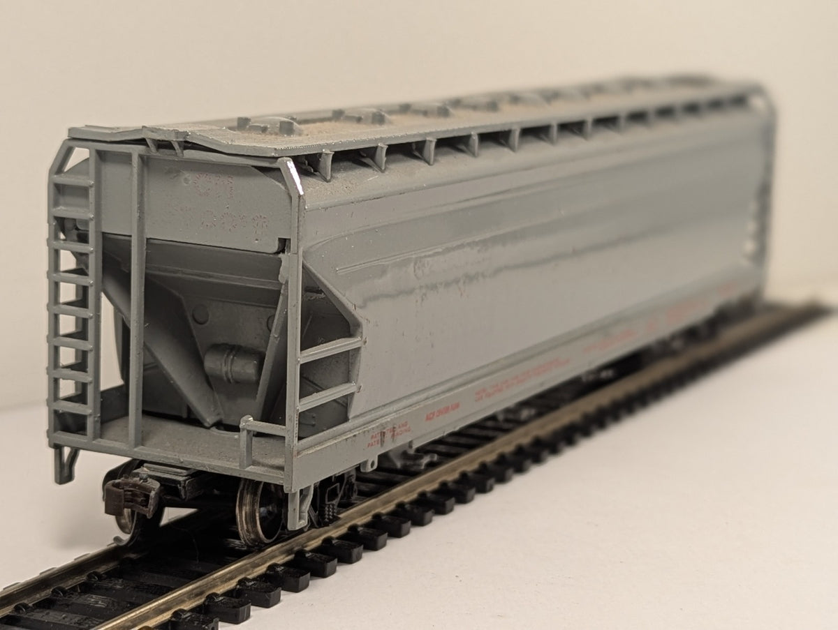 Bachmann 17513 HO Gauge ACF Center Flow Covered Hopper – Repainted
