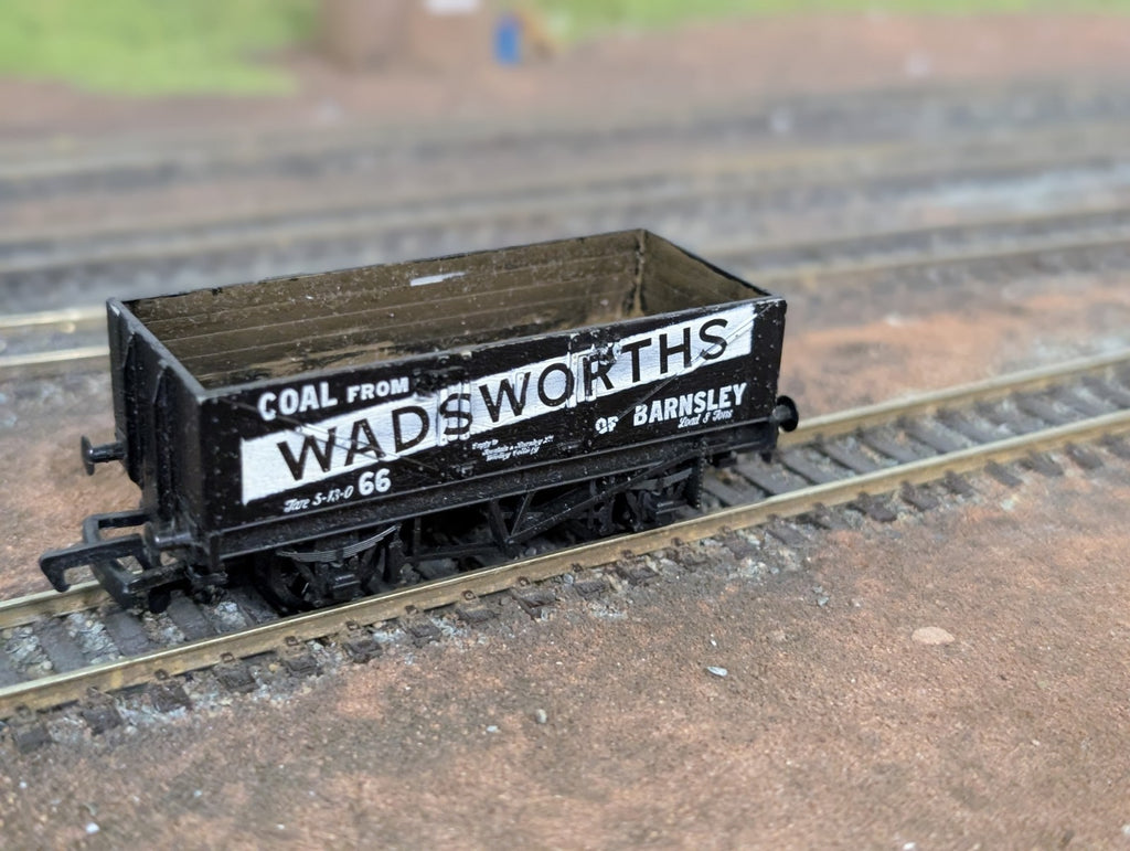 Mainline 37176 5 Plank Wagon Wadsworths 66 black OO Gauge