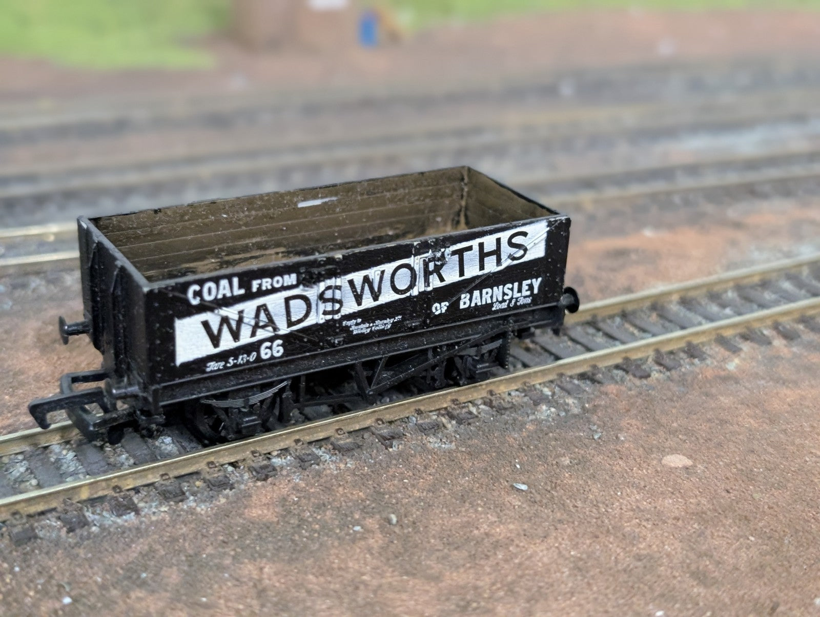 Mainline 37176 5 Plank Wagon Wadsworths 66 black OO Gauge