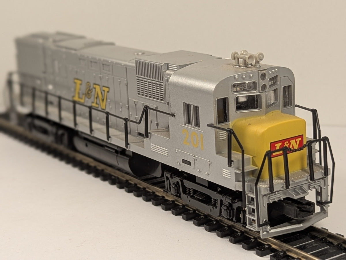 Pemco 3302-013 HO Scale Alco C430 L&M Silver – Missing Coupling