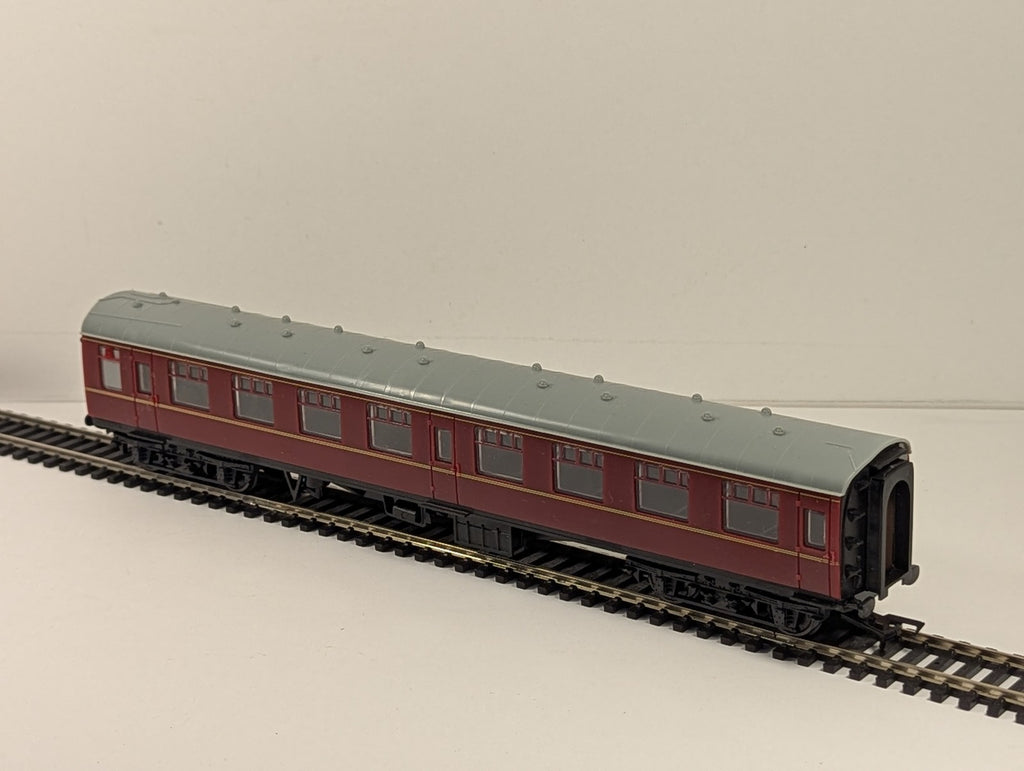 Hacette OO Gauge Stanier Corridor Composite Passenger Coach LMS Maroon