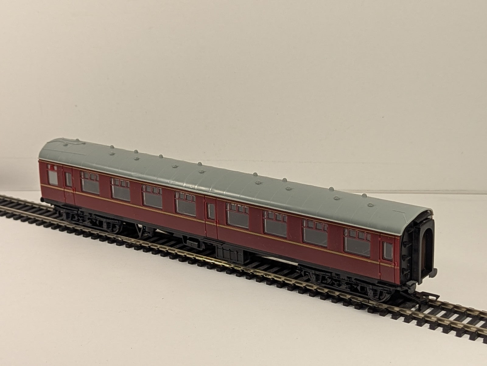 Hacette OO Gauge Stanier Corridor Composite Passenger Coach LMS Maroon