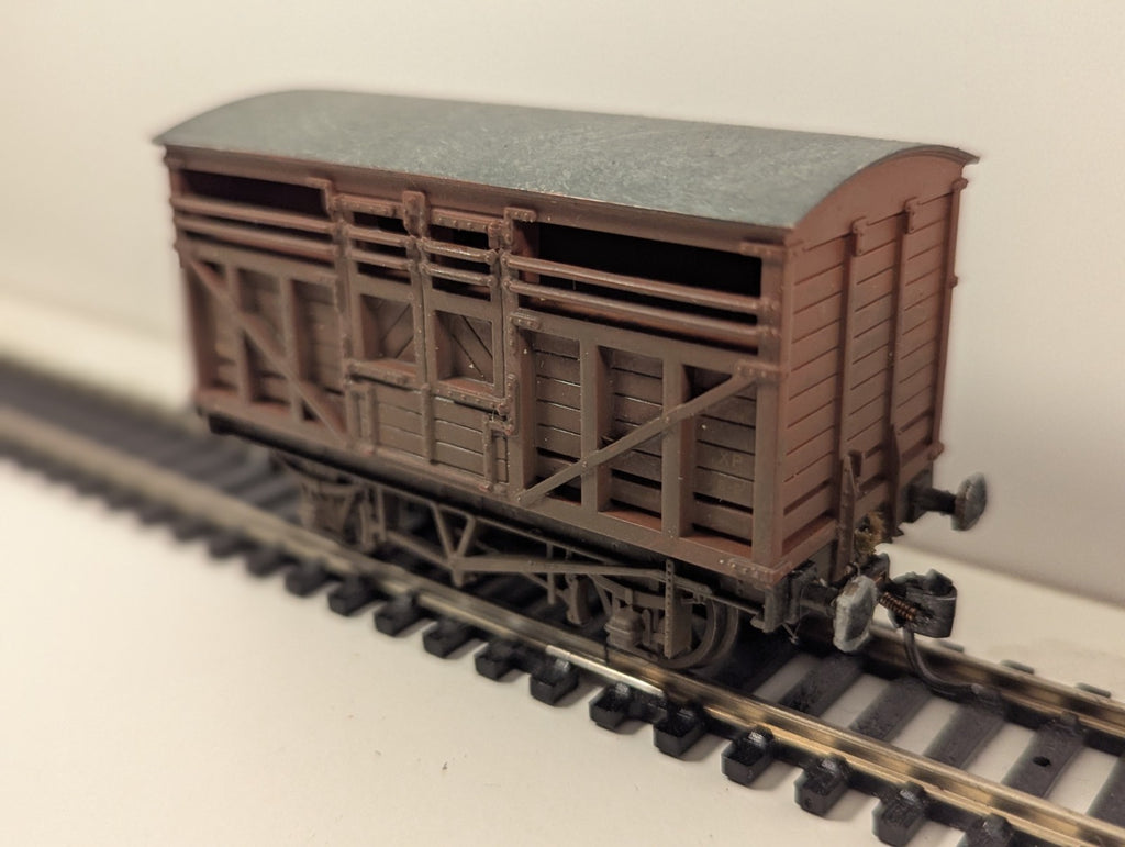 Mainline 12-Ton Cattle Wagon – Weathered – Fitted with Kadee Couplings