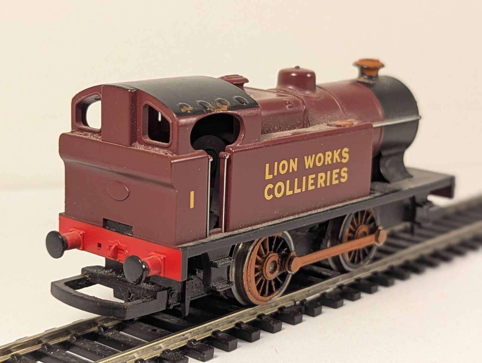 Hornby R2452 OO Gauge Class D 0-4-0T No. 1 Lion Works Collierie – Repainted part