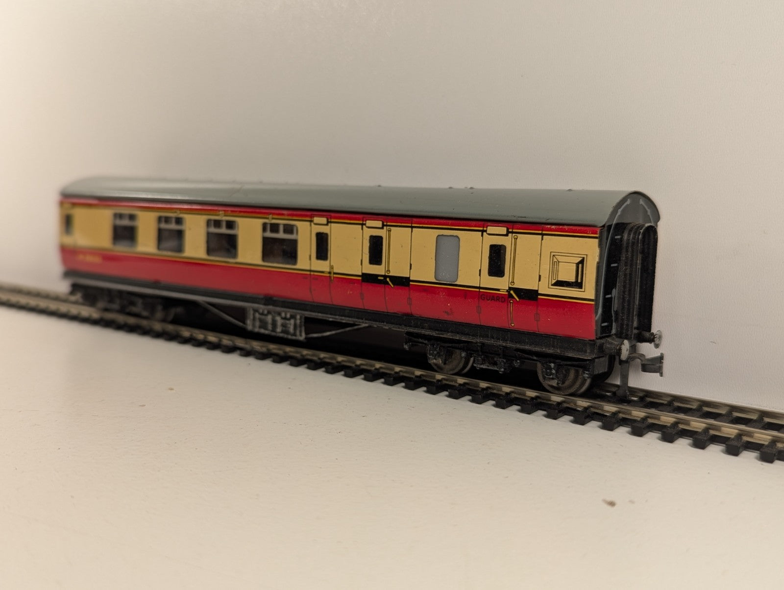 Hornby Dublo OO Gauge LMR Corridor Brake Coach in Crimson & Cream - Wrong Box