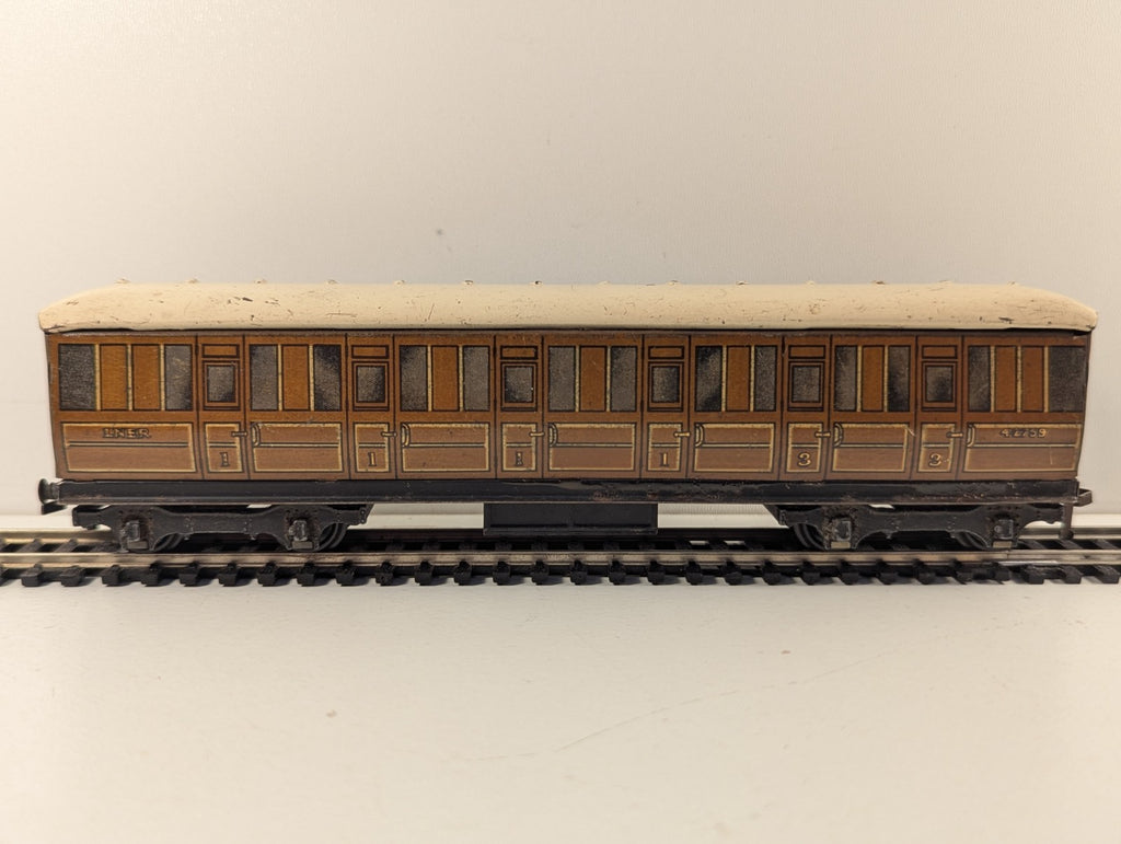 Hornby Dublo D1 LNER Teak First & Third Corridor Coach OO Gauge - missing buffer