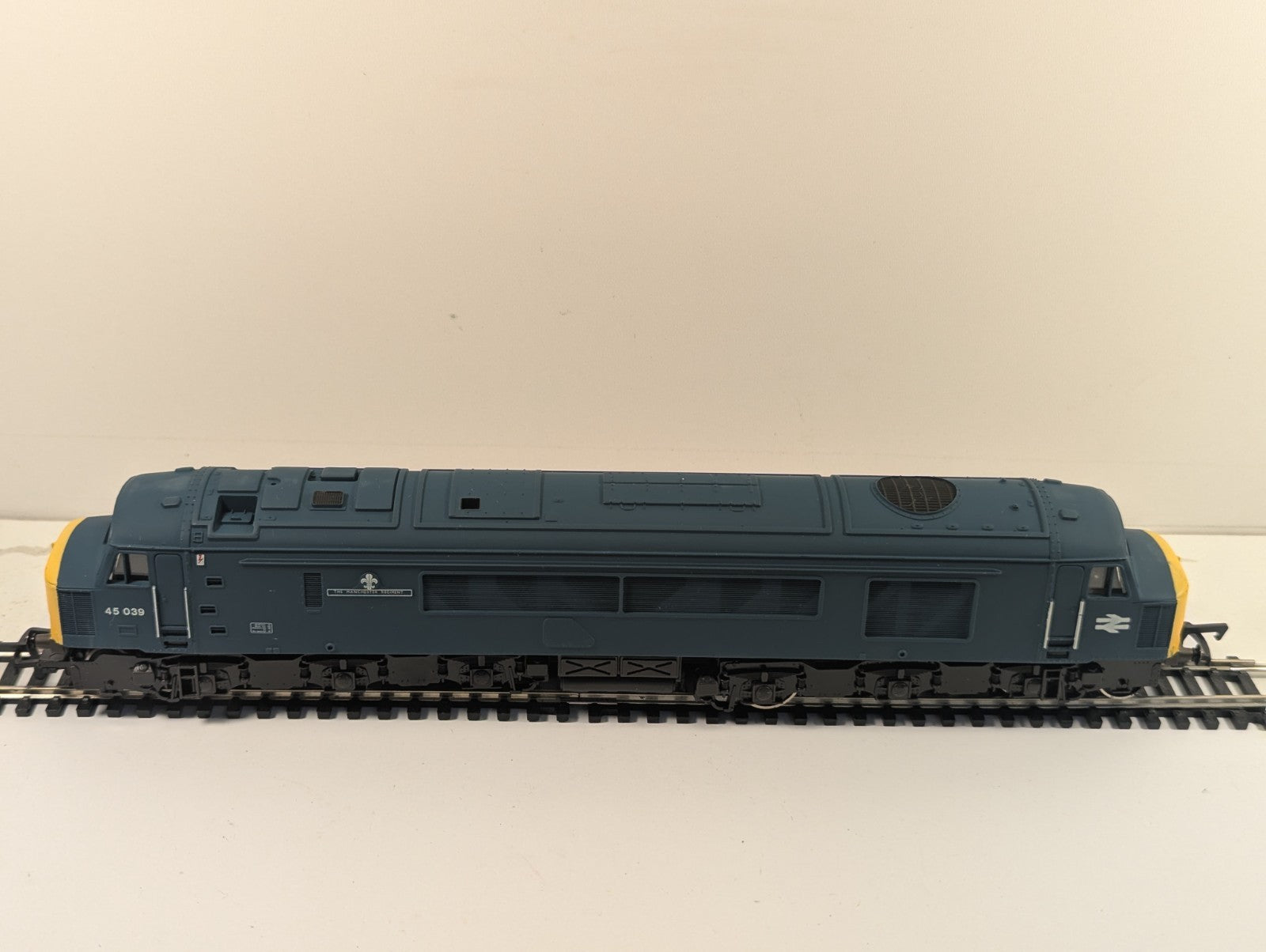 Mainline OO Gauge BR Blue Class 45 Diesel The Manchester Regiment