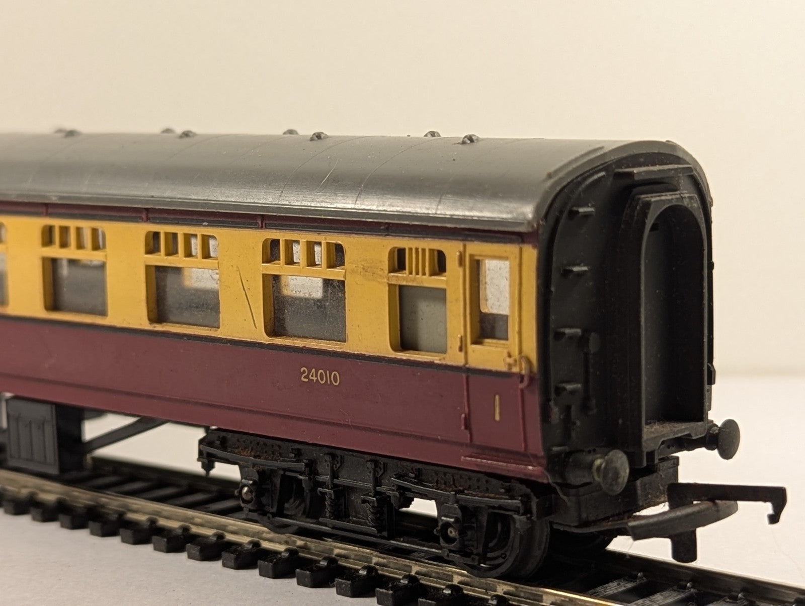Tri-ang OO Gauge BR Mainline Composite Coach Passenger Coach 24010