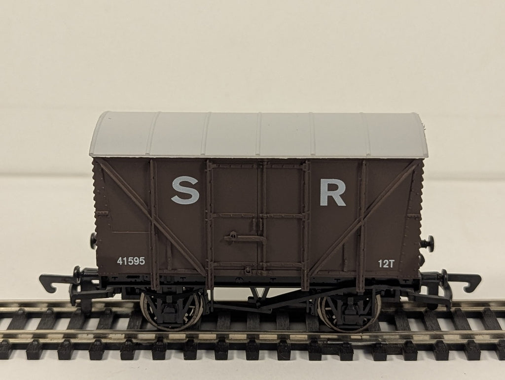 Dapol OO Gauge SR Vent Van Goods Wagon 41595 SR Brown B326