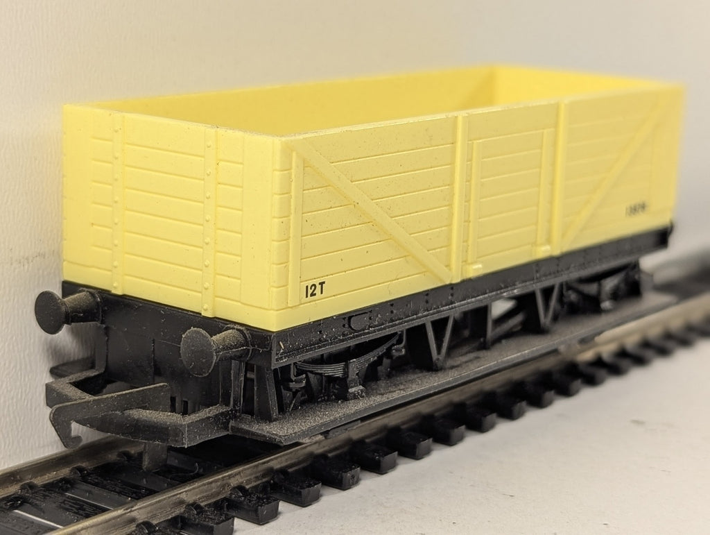 Hornby OO Gauge 5-Plank Open Wagon Goods Wagon 13578 Yellow
