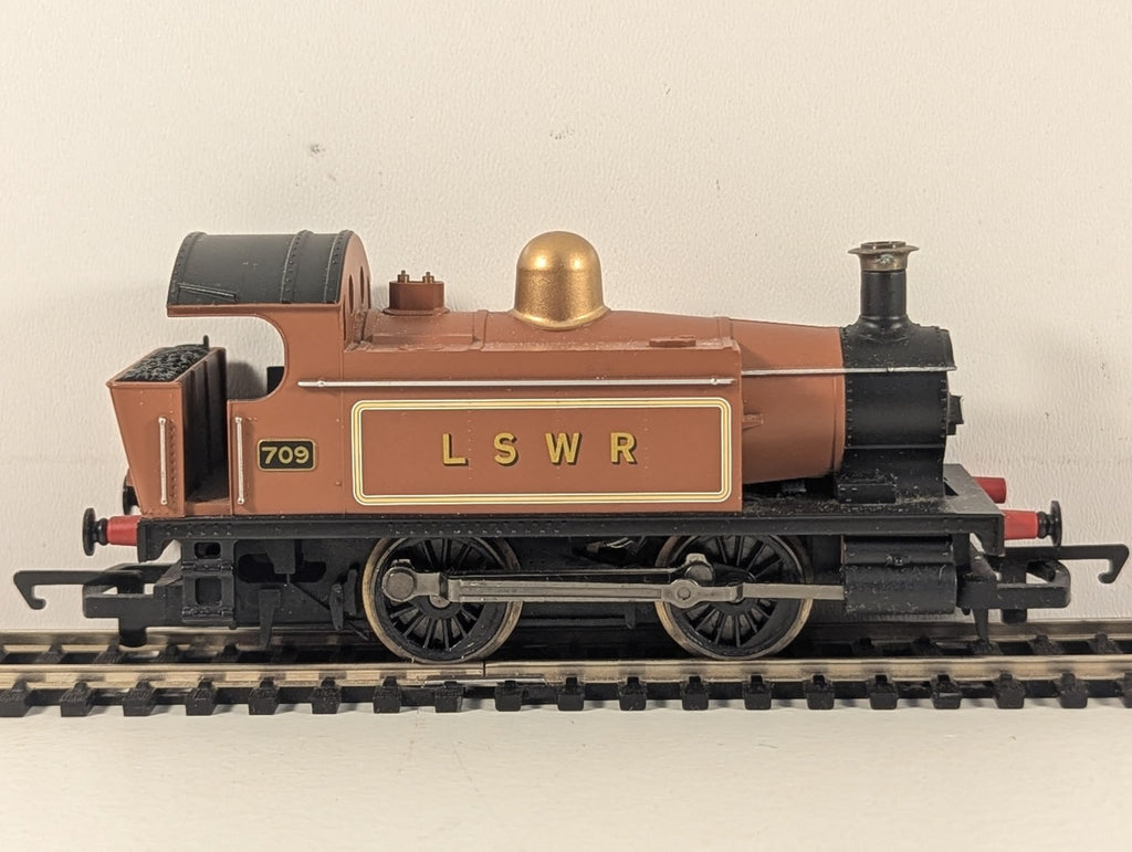 Hornby R1035 LSWR Class 101 Holden 0-4-0T No.709 Brown OO Gauge