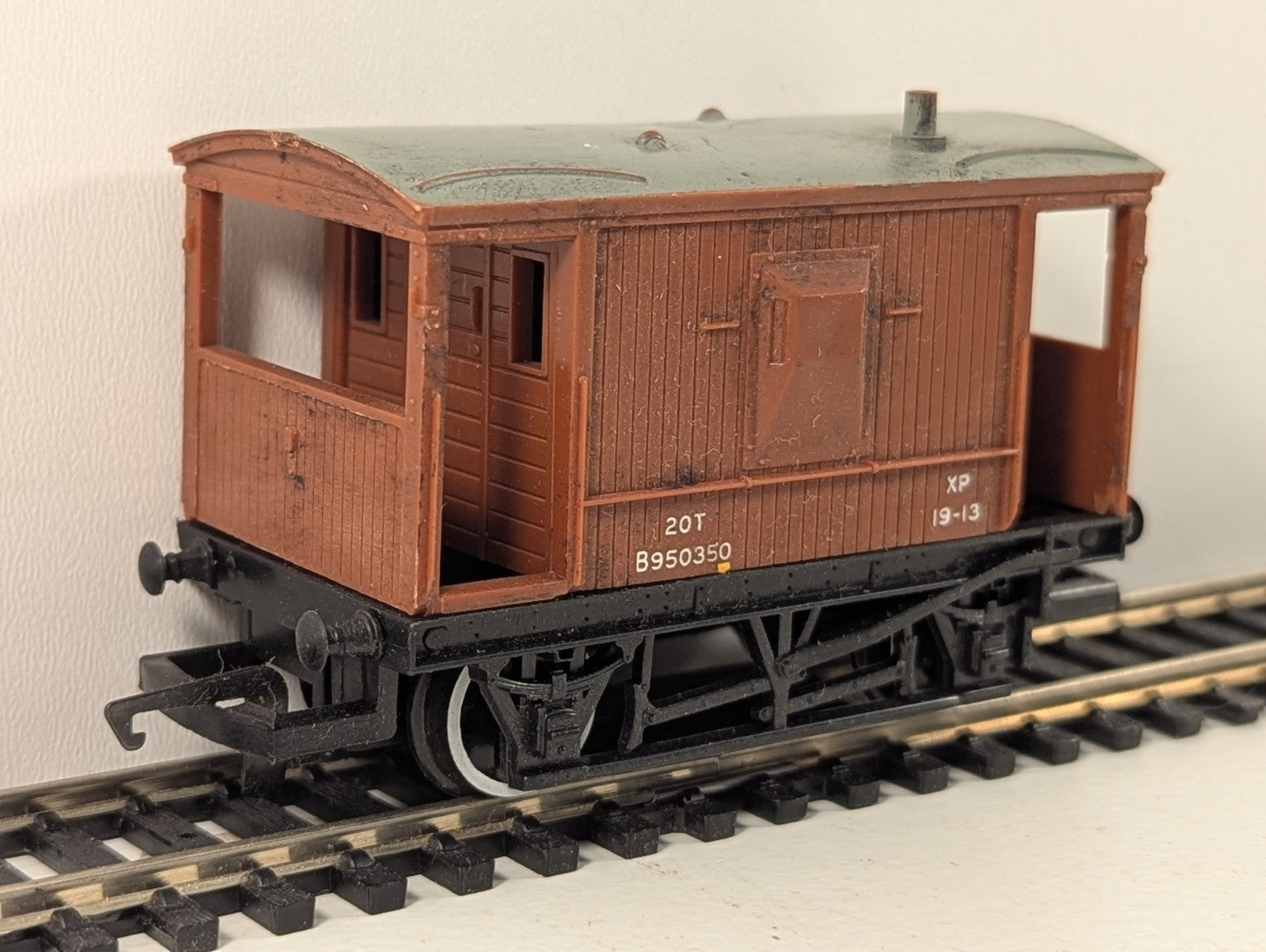 Hornby R239X020 BR 20 Ton Brown Brake Van