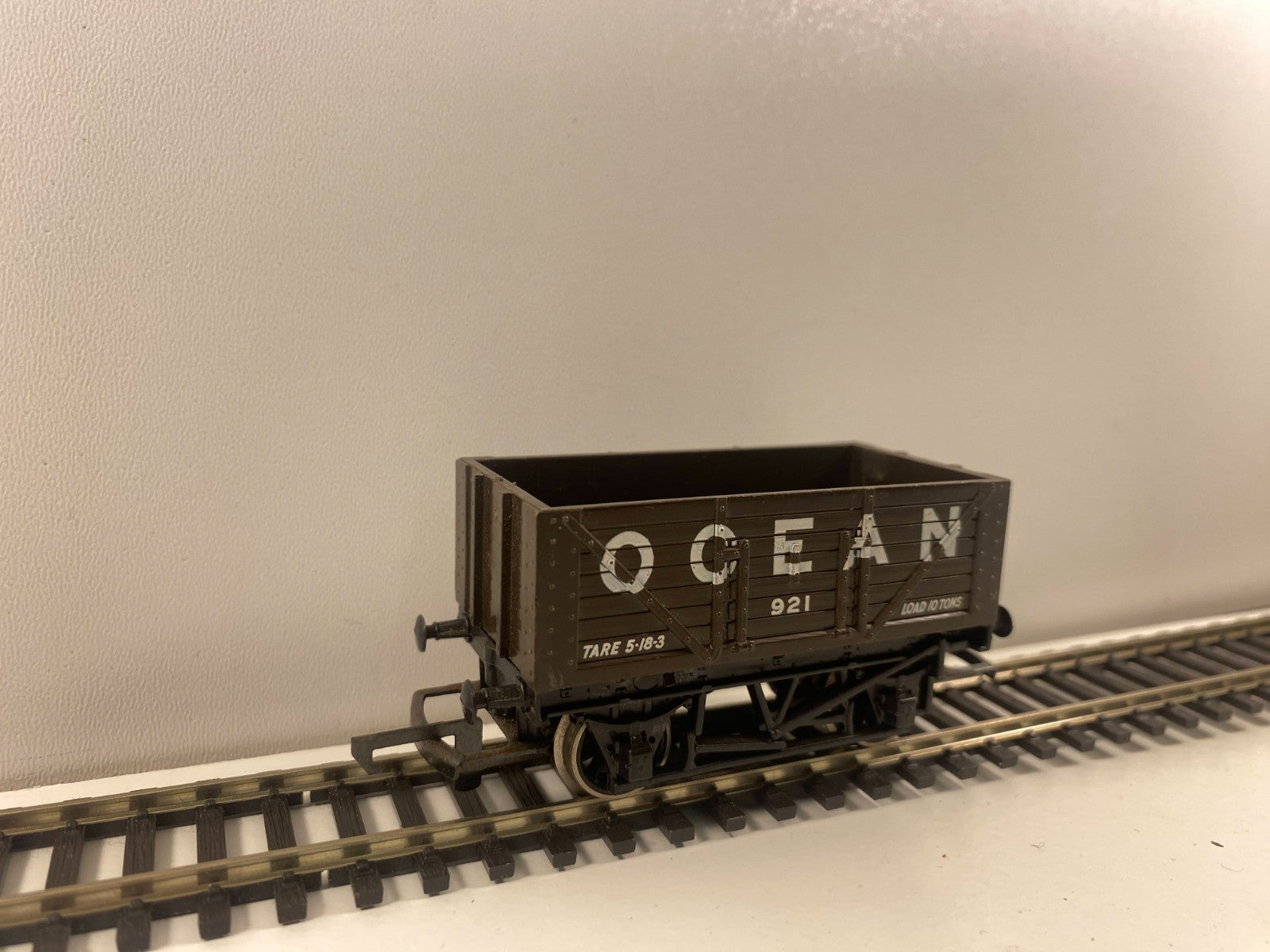 Hornby R009 Ocean 7 Plank Wagon, model number 921