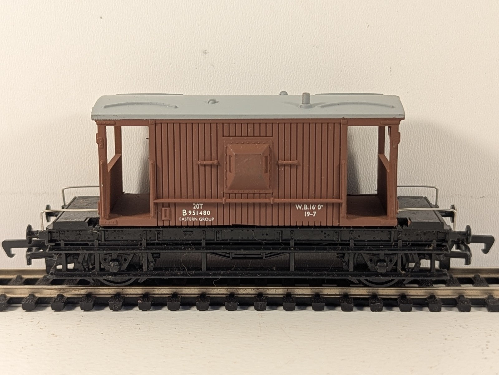 Mainline 37-139 BR 20 Ton Brake Van Brown OO Gauge - Boxed
