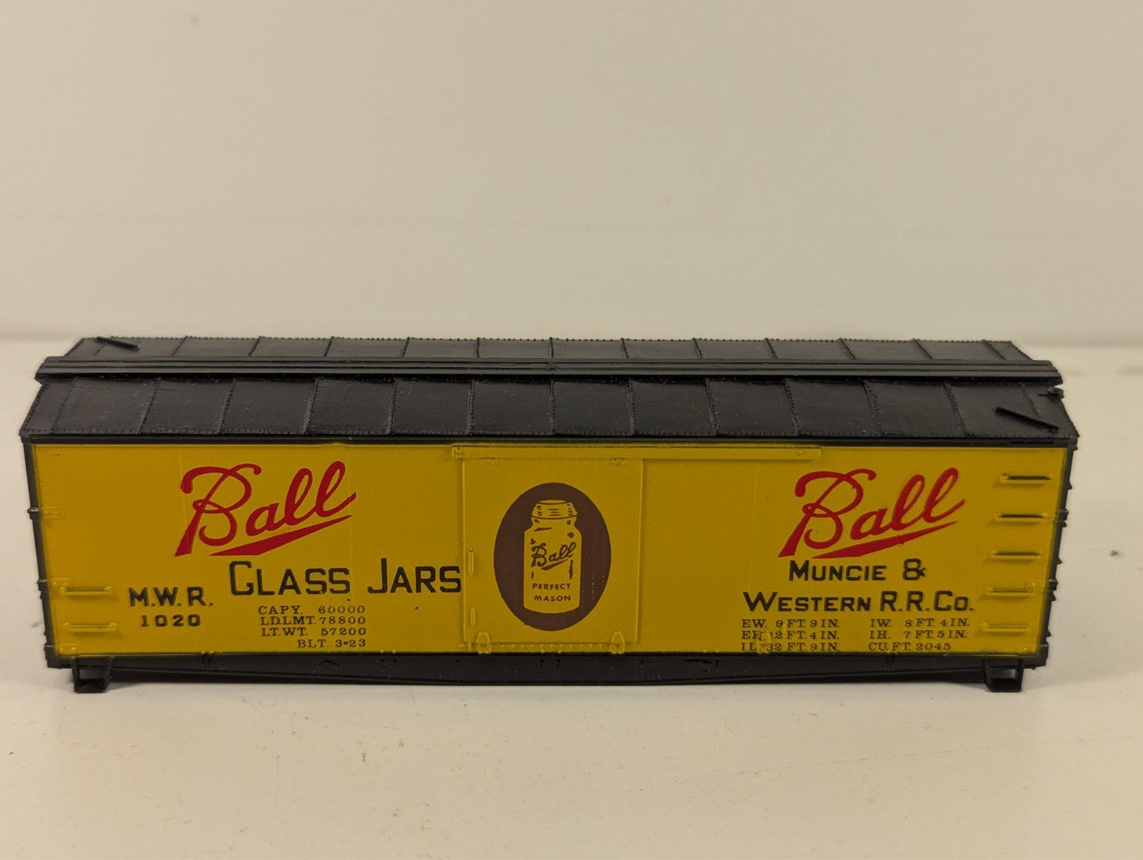 Roundhouse Products 3023 36' Billboard Box Car Kit HO Scale - Boxed