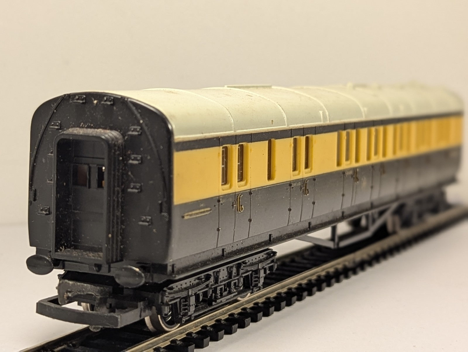 Hornby OO Gauge GWR Clerestory Brake Third Class Coach model on train tracks